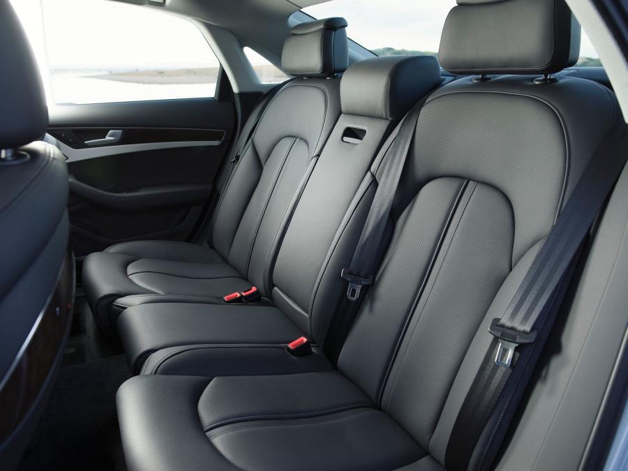 Интерьер Audi A8 3.0 TDI Quattro (D4) 2014 года  (AU) (фото 14 из 22)